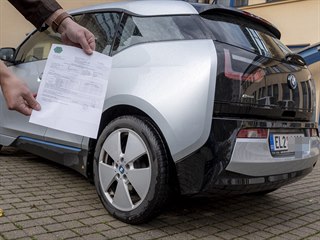 Elektromobil BMW i3 s protokolem z měření emisí.