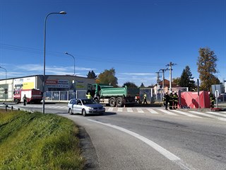 Nákladní automobil srazil cyklistku. Na místě zemřela.