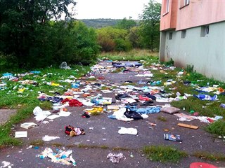 27. září 2019 - Po týdnu už je chodník před domem téměř překrytý odpadky.