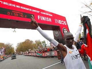 ZÁPIS DO HISTORIE. Eliud Kipchoge po úspěšném pokusu poprvé zaběhnout maraton...