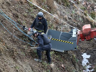 Policisté a pyrotechnici čistí od rozmetané munice okolí druhého vybuchlého...