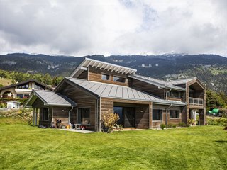 Do údolí ve Valais je dřevostavba velmi vhodnou volbou.