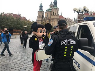 Po začátku platnosti nové vyhlášky strážníci pokutovali na Staroměstském...