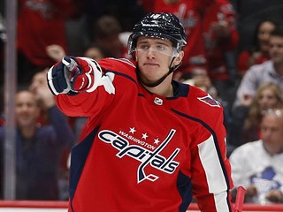 Jakub Vrana z Washingtonu oslavuje svou trefu proti Torontu.