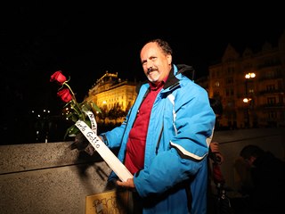 K pražskému paláci Žofín už se sjíždí první fanoušci. Pietní místo se přitom...
