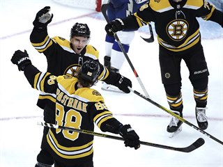 Patrice Bergeron (čelem) a David Pastrňák z Bostonu slaví gól proti Tampě.