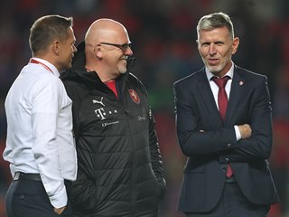 Reprezentační trenér Jaroslav Šilhavý debatuje před utkáním proti Anglii s...