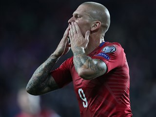 EUFORIE. Útočník Zdeněk Ondrášek se raduje ze svého gólu do anglické sítě.