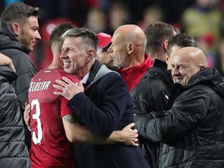 Radost české lavičky v čele s trenérem Jaroslavem Šilhavým (v objetí se...