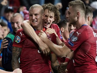Gólová radost českých fotbalistů v utkání s Anglií. Uprostřed autor vítězné...