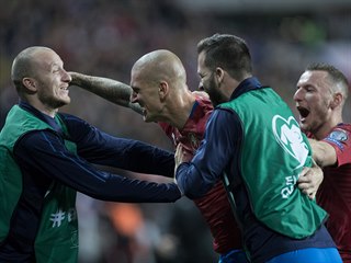 OSLAVA S NÁHRADNÍKY. Debutant Zdeněk Ondrášek (uprostřed) se o radost z...