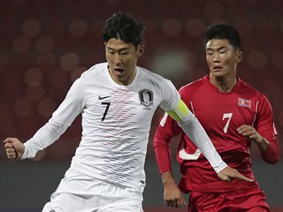 Jihokorejský kapitán Son Heung-min (vlevo) odehrává balon před Han Kwang...