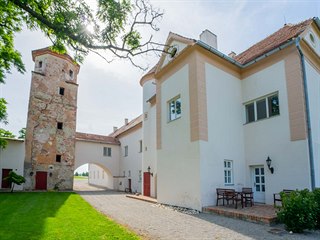 Vlasatice, okres Brno-venkov. Zámek prošel v roce 2013 částečnou rekonstrukcí.