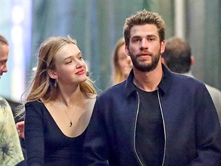 Maddison Brownová a Liam Hemsworth (New York, 11. října 2019)