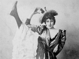 A toto je další hvězda Moulin Rouge, tanečnice s uměleckým jménem L'Hirondelle.