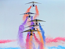 BAREVNÝ LET. Letecký tým pedvedl barevnou show na mezinárodním leteckém dni v...