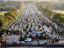 Zemdlci stovkami traktor zablokovali silnici u nizozemského Bilthovenu. (16....