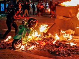 PANLSKÝ PROTEST. Separatista pálí skútr bhem protest, které se v Barcelon...