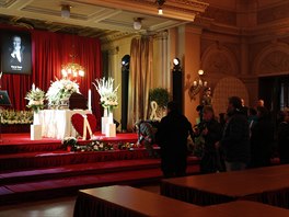 V paláci ofín se s Karlem Gottem rozlouili první fanouci. (11. íjna 2019)