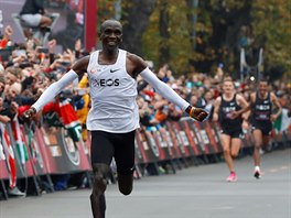 U VM, E TO DOKU. Eliud Kipchoge pi pokusu poprv zabhnout maraton pod...