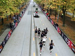 ROMANTICKOU ALEJ V PRTRU. Eliud Kipchoge pi pokusu poprv zabhnout maraton...