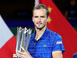 Daniil Medvedv s trofej pro vtze turnaje v anghaji.