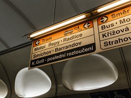 Na ofín k rozlouení s Karlem Gottem odkazovaly i cedule v metru. (11. íjna...