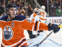Connor McDavid z Edmontonu oslavuje svou trefu v zápase s Philadelphií.