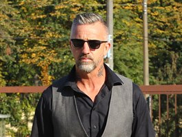 Herec Matou Rajmont na pohbu Petra Vlasáka (Praha, 14. íjna 2019)