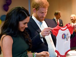 Princ Harry a vévodkyně Meghan s dárkem pro syna Archieho, který dostali na...