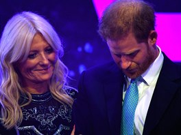 Princ Harry a moderátorka Gaby Roslinová na udílení cen WellChild Awards...