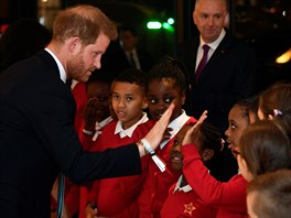 Princ Harry a dti ze sboru Star Primary School Choir (Londýn, 15. íjna 2019)