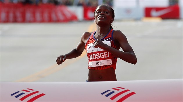 Keanka Brigid Kosgeiov zabhla v Chicagu svtov rekord v maratonu.