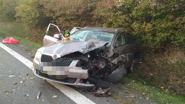 Při nehodě u Holic zemřel řidič felicie. (15. října 2019)