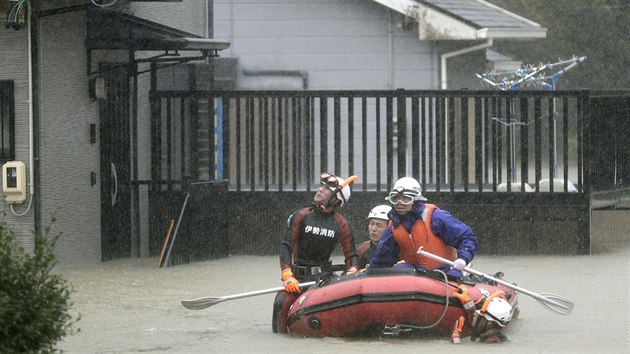 Zchrani bojuj s nsledky tajfunu Hagibis v centrlnm Japonsku. (12. jna 2019)