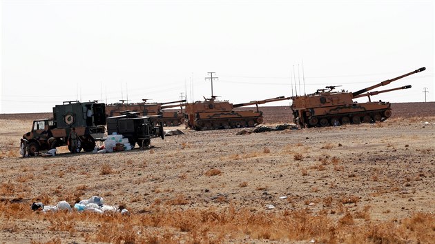 Tanky a dal vozidla tureck armdy pobl syrsko-tureck hranice. (13. jna...