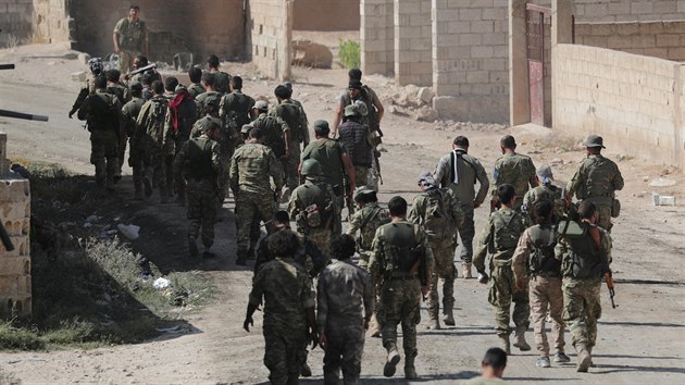 Tureckem podporovan syrt rebelov prochz mstem Tel Abyad. (13. jna 2019)