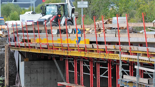 Stavba novho Doubskho mostu pes eku Ohi na silnici I/20 v karlovarsk mstsk sti Doub. (9. jna 2019)