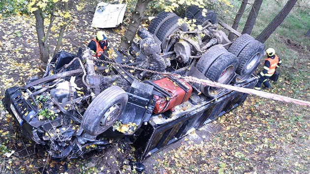 Dopravn nehoda nkladnho auta na silnici I/20 u odboky na Kfely.