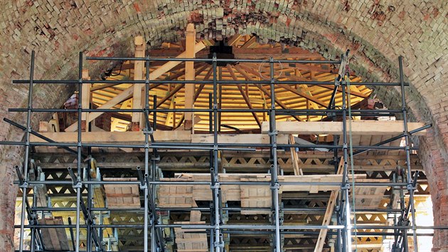 Ve Svatoboru začíná obnova zříceniny farního kostela Nanebevzetí Panny Marie, v zadní části kostela už stojí v celé výšce lešení a začíná sanace stropů, které jsou v havarijním stavu. (2019)
