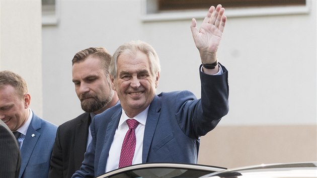Prezident Miloš Zeman přichází v doprovodu své dcery Kateřiny do Ústřední vojenské nemocnice v Praze. (17. října 2019)