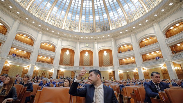 Rumunsk poslanec zved palec nahoru pot, co parlament bhem hlasovn vyslovil nedvru socilndemokratick vld premirky Viorici Dancilaov (10. 10. 2019).
