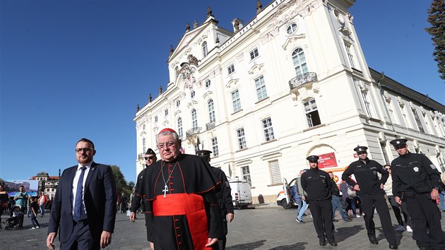 Kardinl Dominik Duka vychz z praskho arcibiskupstv, aby odslouil zdun...
