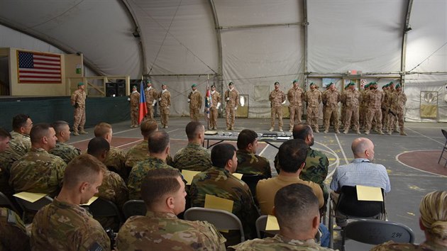 esk armda v Afghnistnu vystdala jednotku stec zkladnu Bagrm. Rotu, kterou tvoili zejmna vojci z Pslavic, v rmci pravidelnch rotac nahradili pedevm chrudimt vsadki. Snmek z ceremonilu stdn, zkladnu opout vojci 12. strn roty. (16. jna 2019)