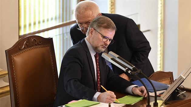 Pedseda poslaneckho klubu ANO Jaroslav Faltnek hovo s mstopedsedou poslaneck snmovny Petrem Fialou (ODS) na schzi Snmovny. Poslanci maj mimo jin schvalovat vldn daov balek. (18. 10. 2019)