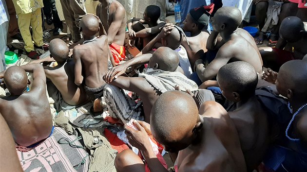 Nigerijsk policie odhalila islmskou kolu, ve kter jej provozovatel dreli pes 300 chlapc. (14. jna 2019)