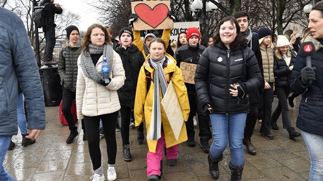 Švédská ekologická aktivistka Greta Thunbergová se svou sestrou Beatou Ernmanovou (na snímku v bílé bundě) protestovaly ve Stockholmu za klima (15. března 2019).