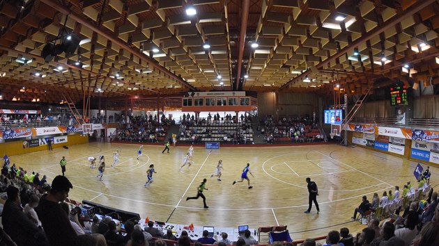 Pohled do haly, kde probh souboj basketbalistek Chomutova (v blm) s USK Praha.