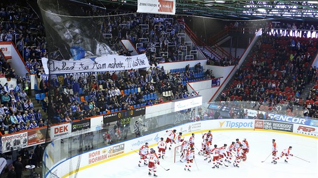 Brnnt fanouci bhem zpasu s Olomouc choreografi uctili nedvno zesnulho zpvka Karla Gotta.