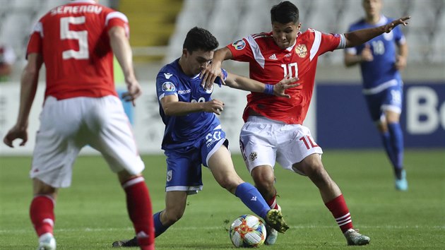 Ioannis Costi z Kypru (vlevo) a Ilzat Akhmetov z Ruska bojuj o m v kvalifikaci na Euro 2020.